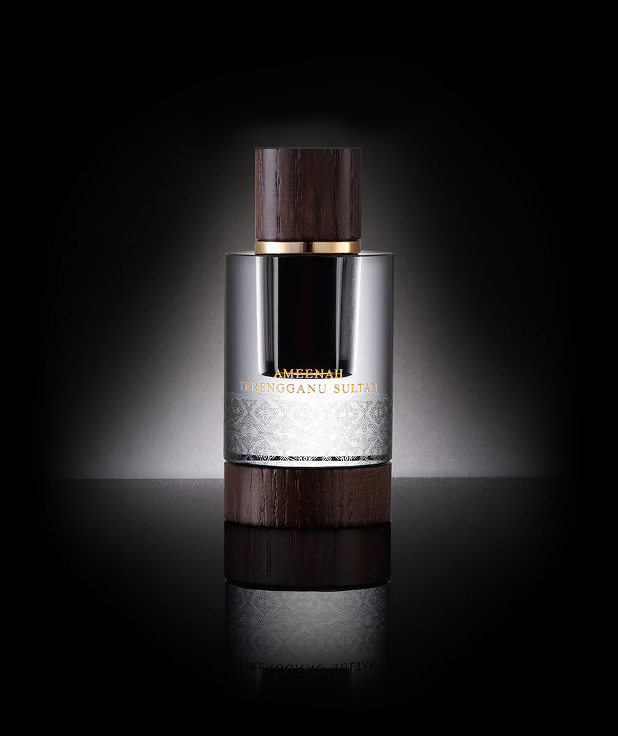 Close-up of Terengganu Sultan Dehn Al Oud bottle – a balsamic and woody oud oil with deep energy and royal authority, symbolizing power and prestige.